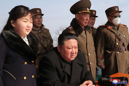 北朝鮮北西部の平安北道で、弾道ミサイル発射訓練に立ち会う金正恩朝鮮労働党総書記（中央）＝朝鮮中央通信が２０日公開（ＡＦＰ時事）