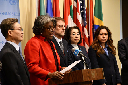２０日、ニューヨークの国連本部で、北朝鮮非難の共同声明を読み上げるトーマスグリーンフィールド米国連大使（左から２人目）と同席する志野光子次席国連大使（同４人目）
