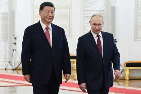 ２１日、モスクワのクレムリンで、会談に臨む中国の習近平国家主席（左）とロシアのプーチン大統領（ＡＦＰ時事）