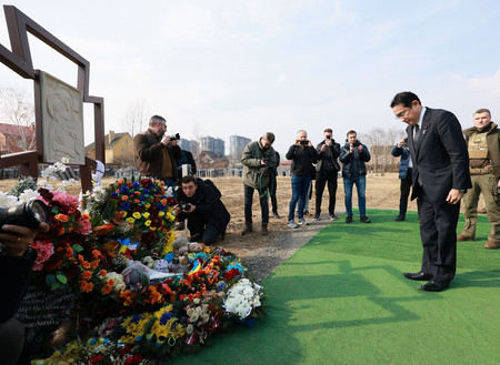 多数の民間人が殺害されたブチャの教会で献花する岸田文雄首相（右から２人目）＝２１日午後、ウクライナ・ブチャ（内閣広報室提供）