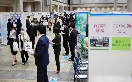 就職活動が解禁され、合同企業説明会に参加する学生ら＝１日、東京都江東区