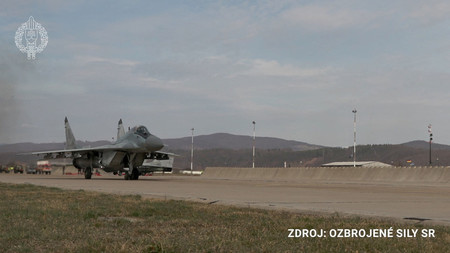 スロバキアの空軍基地を離陸する戦闘機「ミグ２９」＝スロバキア国防省が２３日公開した映像より（ロイター時事）