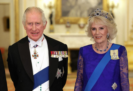 チャールズ英国王（左）とカミラ王妃＝２０２２年１１月、ロンドン（ＡＦＰ時事）