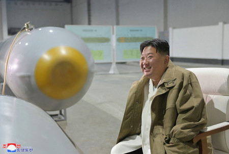 北朝鮮の核無人水中攻撃艇「ヘイル（津波）」を視察する金正恩朝鮮労働党総書記（朝鮮通信・時事）