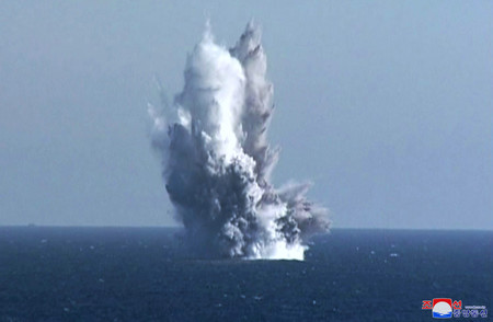 ２３日、日本海で北朝鮮の核無人水中攻撃艇「ヘイル（津波）」に装着した実験用弾頭が水中爆発する様子（朝鮮通信・時事）