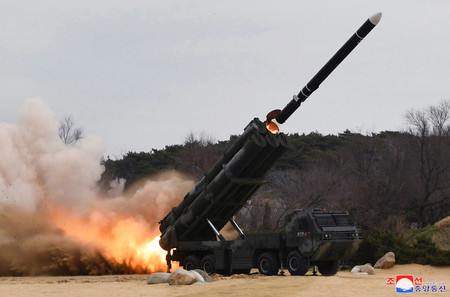 22日、北朝鮮の咸鏡南道で行われた核弾頭を模した実験用弾頭が裝着された戦略巡航ミサイルの発射訓練(朝鮮通信・時事)