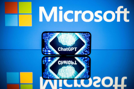 スクリーン上に映し出された米マイクロソフトと米オープンＡＩの対話型ＡＩ「チャットＧＰＴ」のロゴ＝１月２３日、仏トゥールーズ（ＡＦＰ時事）