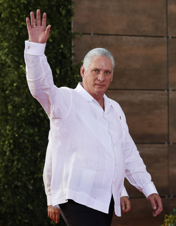 ２５日、サントドミンゴで、手を振るキューバのディアスカネル大統領（ＥＰＡ時事）