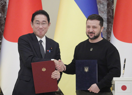 岸田文雄首相（左）とウクライナのゼレンスキー大統領＝２１日、キーウ（キエフ）（ＥＰＡ時事）