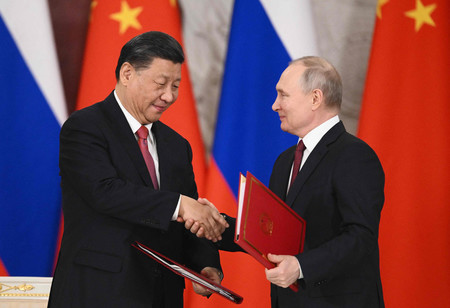 中国の習近平国家主席（左）とロシアのプーチン大統領＝２１日、モスクワ（ＡＦＰ時事）