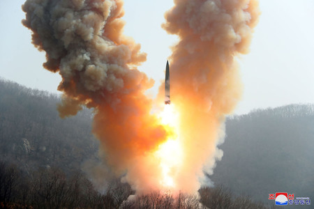 北朝鮮が１９日に平安北道で行った弾道ミサイル発射訓練＝朝鮮中央通信が２０日に公開（ＡＦＰ時事）
