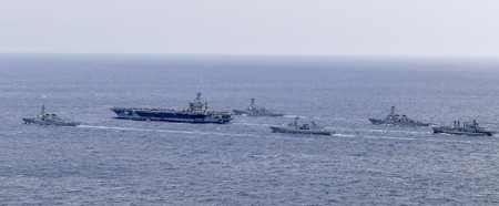 27日、韓国南部・済州島南方の公海上で行われた米韓海軍の合同訓練(韓国軍提供・時事)