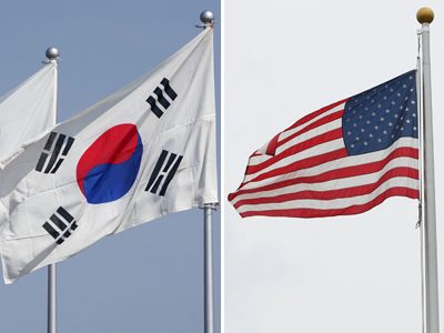 韓国国旗（写真左、ＡＦＰ時事）と米国旗