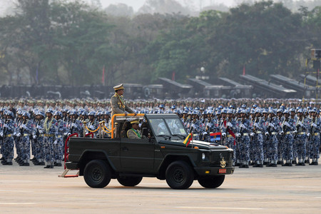 27日、ネピドーで軍事パレードに参加するミャンマー国軍のミンアウンフライン総司令官(中央車両の上)(AFP時事)
