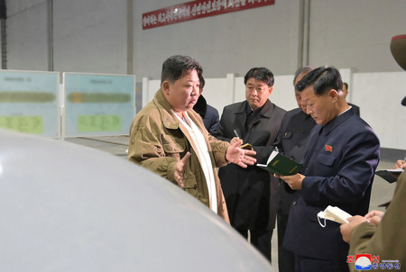核無人水中攻撃艇を視察する北朝鮮の金正恩朝鮮労働党総書記（左端）＝３月（朝鮮通信・時事）