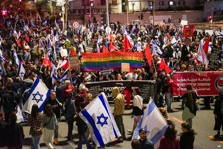 ２７日、イスラエルの商都テルアビブで、司法制度改革に抗議するデモ隊（ロイター時事）