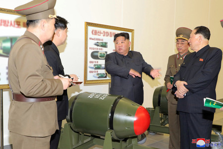 ２７日、核の兵器化事業を視察する北朝鮮の金正恩朝鮮労働党総書記（中央）（朝鮮通信・時事）