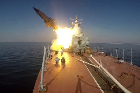 日本海に発射される巡航ミサイル「モスキート」＝ロシア国防省が２８日公開した動画より（ＡＦＰ時事）