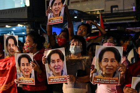 ミャンマーの民主化指導者アウンサンスーチー氏のポスターを掲げる国民民主連盟（ＮＬＤ）の支持者ら＝２０２０年１１月、ヤンゴン（ＡＦＰ時事）