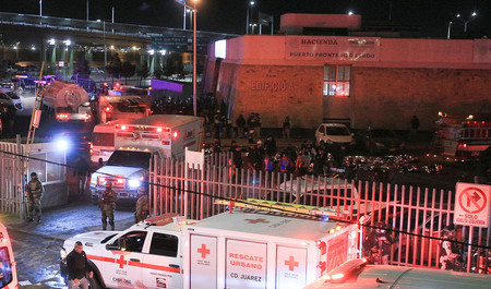 ２８日、メキシコ北部シウダフアレスで、火災のあった移民収容施設に駆け付ける救急隊（ＥＰＡ時事）