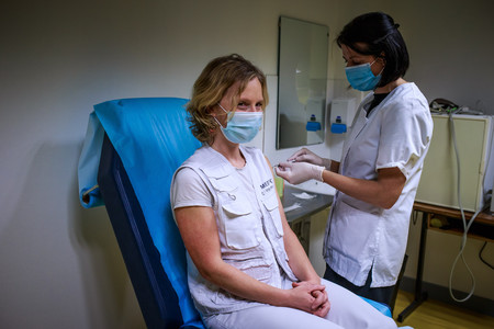 新型コロナウイルスワクチンの接種を受けるフランスの医療従事者＝２０２１年１月、東部ディジョン近郊（ＥＰＡ時事）