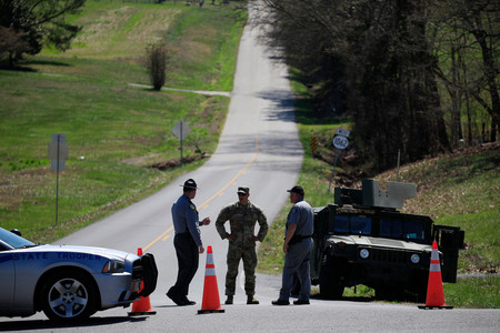 ３０日、米南部ケンタッキー州で、陸軍ヘリコプターの墜落現場付近に設置された検問（ＡＦＰ時事）