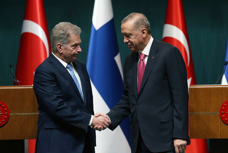 フィンランドのニーニスト大統領（左）とトルコのエルドアン大統領＝１７日、アンカラ（ＥＰＡ時事）