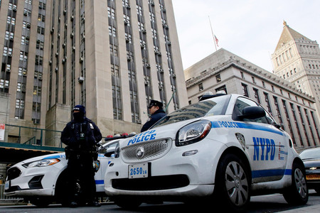 ３１日、米ニューヨーク・マンハッタンの検察庁舎前で警備に当たる警官（ＡＦＰ時事）
