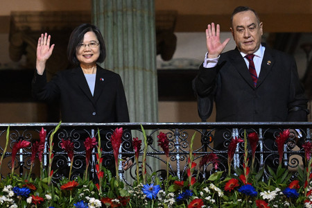 ３月３１日、グアテマラ市で、バルコニーから手を振る台湾の蔡英文総統（左）とグアテマラのジャマテイ大統領（ＡＦＰ時事）