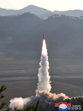北朝鮮が発射したミサイル＝３月２７日（朝鮮中央通信が２８日配信）（ＡＦＰ時事）