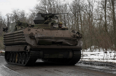 １日、ウクライナ東部バフムト近郊を移動するウクライナ軍の装甲兵員輸送車（ＡＦＰ時事）