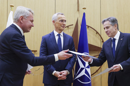 ４日、ブリュッセルで、北大西洋条約機構（ＮＡＴＯ）加盟に関する文書を交わす（左から）フィンランドのハービスト外相とＮＡＴＯのストルテンベルグ事務総長、ブリンケン米国務長官（ＥＰＡ時事）