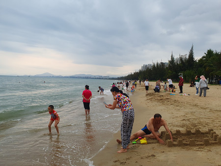 「中国のハワイ」と呼ばれる海南省三亜のビーチ。若年層の姿は少ない＝３月２８日