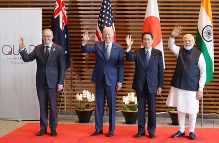 日米豪印４カ国の枠組み「クアッド」の首脳。左からアルバニージー豪首相、バイデン米大統領、岸田文雄首相、モディ印首相＝２０２２年５月、東京（ＡＦＰ時事）
