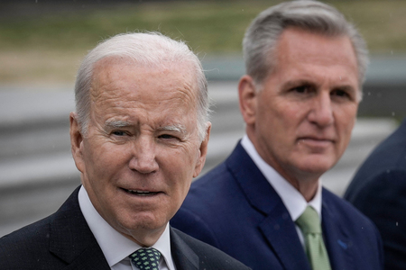 バイデン米大統領(左)とマッカーシー下院議長=3月17日、ワシントン(AFP時事)