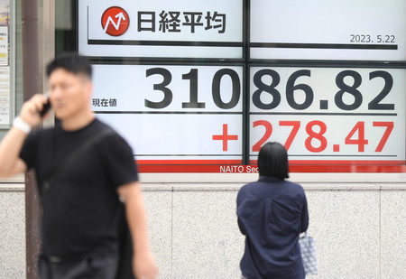 3万1086円82銭となった日経平均株価の終値を示すモニター=22日、東京都中央区