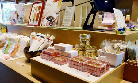 今井金箔本店で販売している金箔を使用した商品＝４月２５日、金沢市