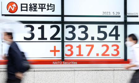 バブル後最高値を付けた日経平均株価の終値を示すモニター＝２９日午後、東京都中央区
