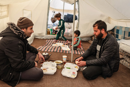 朝食を食べるトルコのシリア難民＝２月２４日、トルコ南部ハタイ（ＥＰＡ時事）