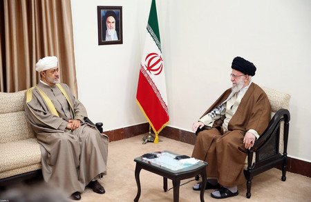 29日、テヘランで会談するオマーンのハイサム国王(左)とイランの最高指導者ハメネイ師(EPA時事)