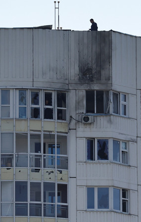 ３０日、モスクワへのドローン攻撃で損傷した集合住宅（ロイター時事）
