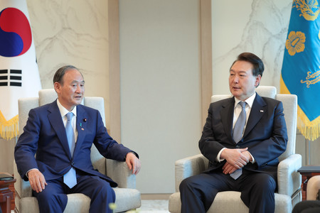 ３１日、ソウルで、尹錫悦大統領（右）と会談する菅義偉前首相（韓国大統領府提供）（ＥＰＡ時事）