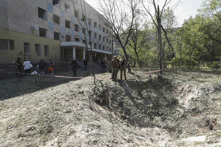 １日、ロシアのミサイル攻撃後にキーウ（キエフ）の医療施設付近にできた穴（ＥＰＡ時事）