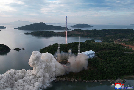 ５月３１日、北朝鮮北西部の西海衛星発射場で、新型ロケット「千里馬１型」に搭載して打ち上げられる軍事偵察衛星「万里鏡１号」（朝鮮通信・時事）