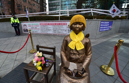 韓国・ソウルの日本大使館前に設置された慰安婦を象徴する少女像（慰安婦像）＝２０１５年１２月（ＡＦＰ時事、資料写真）