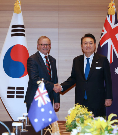 握手するオーストラリアのアルバニージー首相（左）と韓国の尹錫悦大統領＝５月１９日、広島（ＥＰＡ時事）