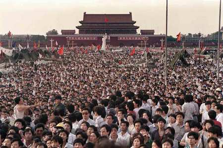 民主化を求め中国・北京の天安門広場に集まった人々＝１９８９年６月２日（ＡＦＰ時事）
