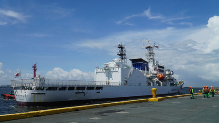 １日、フィリピン、米国との合同訓練に参加するため、マニラ港に寄港した海上保安庁の巡視船「あきつしま」