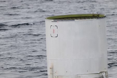 ３１日、黄海で回収された北朝鮮の「発射体」の一部と推定される円筒形の物体（韓国国防省提供）（ＥＰＡ時事）