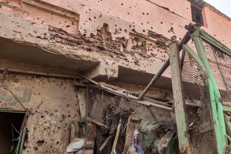 スーダン・ハルツーム南部にあるビルの壁面に残る無数の弾痕＝１日（ＡＦＰ時事）